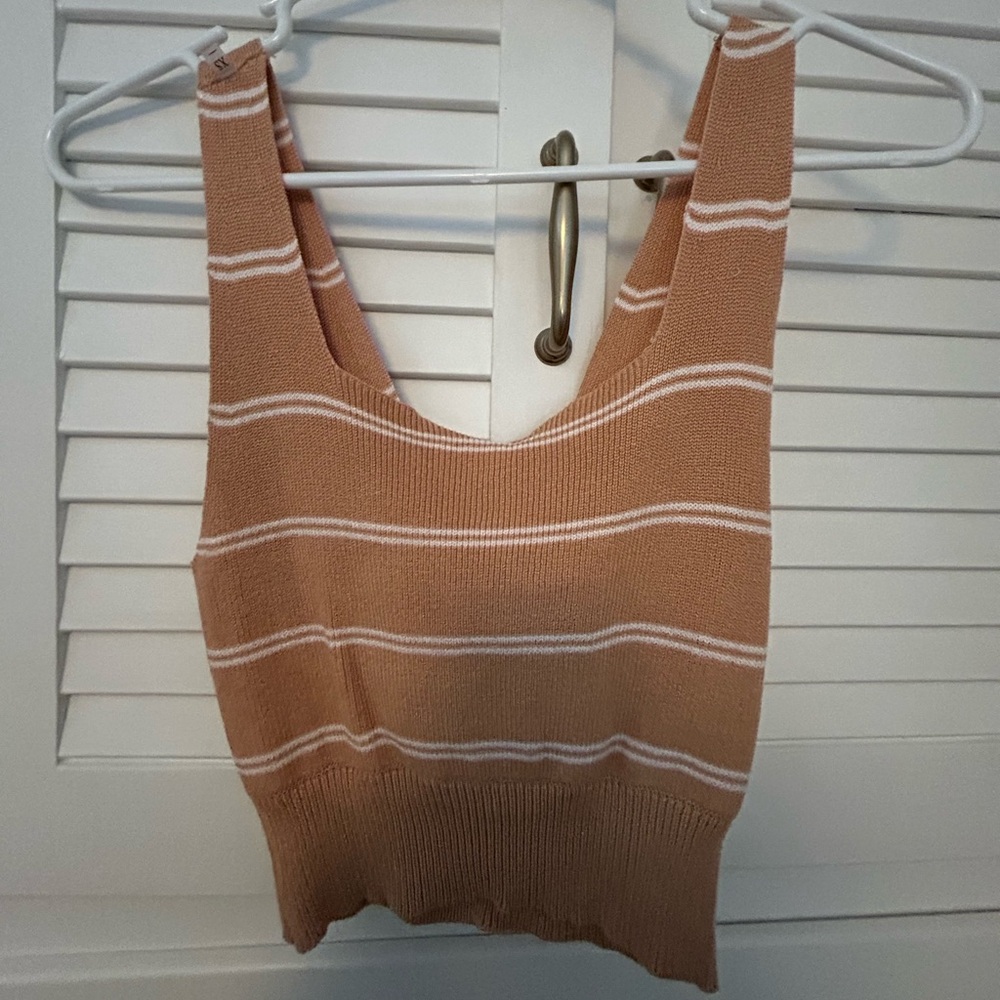 Stretchy stripe tank top, v’s in the back